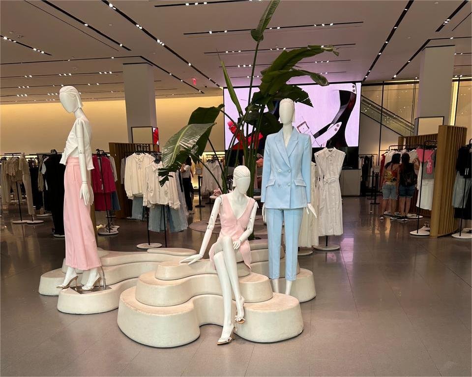 O Poder da Simetria no Visual Merchandising: Como Organizar Vitrines que Vendem Mais