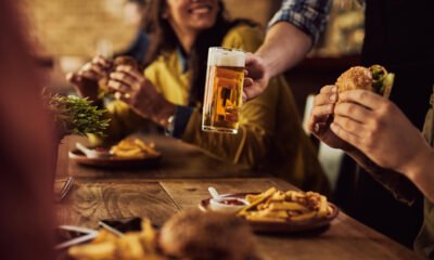 Gastos em bares e restaurantes para confraternizações de fim de ano crescem 117% em 2025