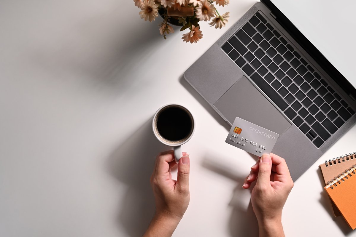 Brasileiros aumentam gastos no fim de ano e cartão de crédito concentra compras de maior valor