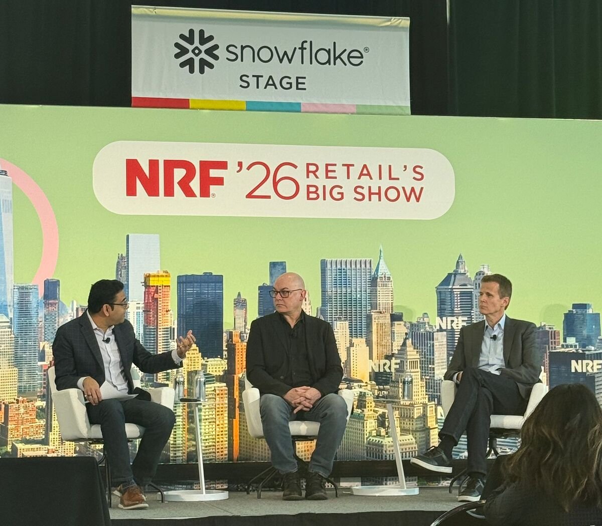 Painel no AI Stage discute avanços, limites e decisões práticas para o uso de IA no varejo