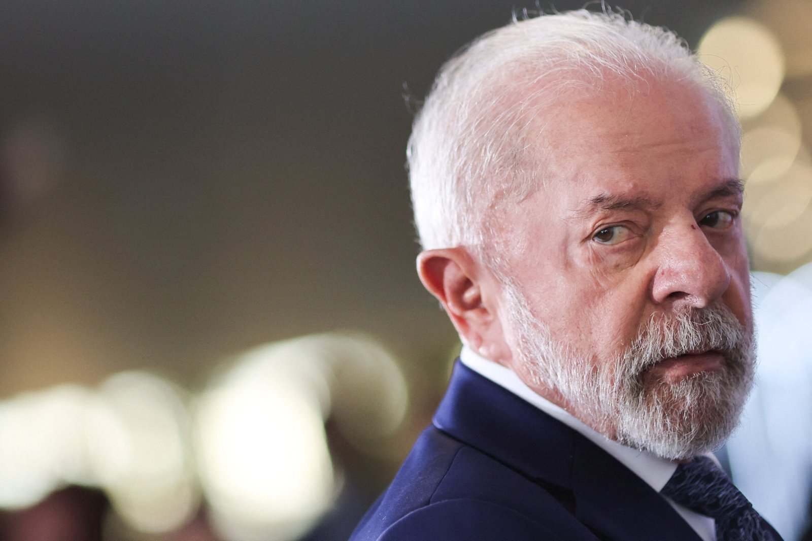 Diesel mais caro e ameaça de greve de caminhoneiros acendem alerta para Lula