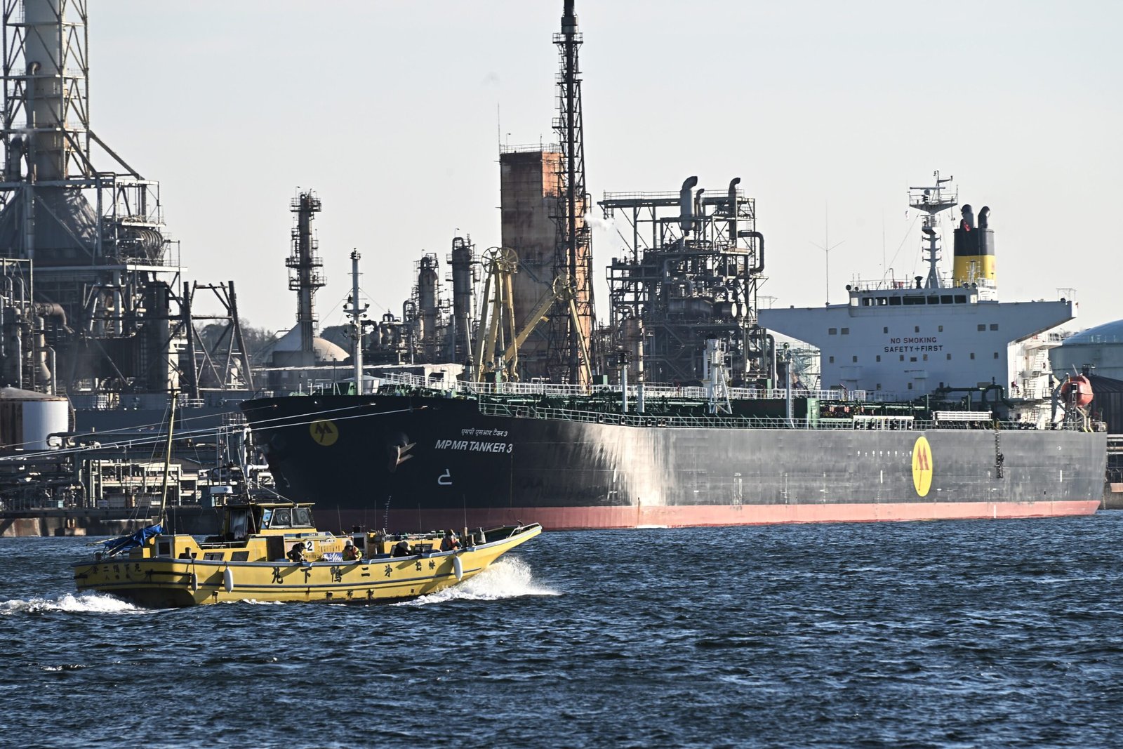 Escassez de petróleo cria uma corrida desesperada e prêmios recordes no mercado