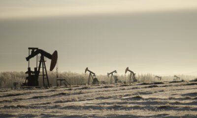 Preços do petróleo desabam cerca de 10% após Irã declarar o estreito de Ormuz aberto