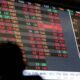 Ibovespa corrige após recorde, dólar perde força e Nasdaq mira novas máximas: confira